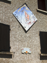 Cadran solaire à 05 Saint-Crépin, 2005, 120x120 cms. Style polaire, façade sud-est. Devise en patois local "Le temps passe, passons le bien". Cadran solaire à 05 Saint-Crépin, 2005