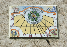 Cadran solaire à La Seyne les Alpes, 2007, 80x60 cms. Style polaire, façade sud-ouest. Un poème de Ronsard entoure une carline symbolisant le soleil de ce beau pays. Cadran solaire à 04 La Seyne le Alpes, 2007, 80x60 cms.