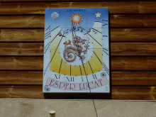 Cadran solaire à 05 Vars-Sainte-Catherine, 2015. 90x120 cms, style polaire. "Espérons la lumière" est le message de cette pièce unique où le dragon de nos peurs reste soumis au soleil. Cadran solaire à 05 Vars-Sainte-Caherine, 2015, 90x120 cms. Style polaire, façade sud-ouest.